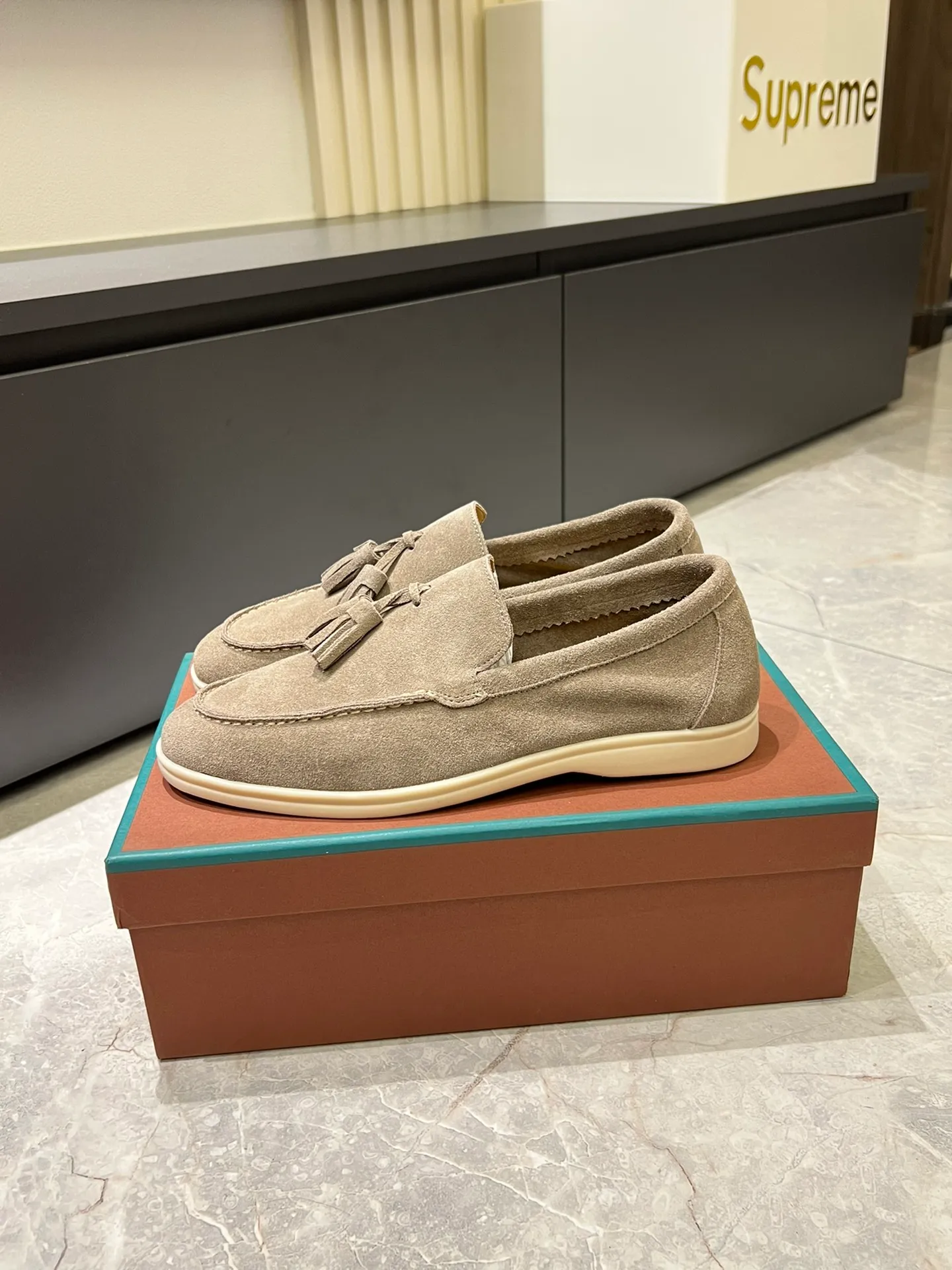 Men's shoes 💰p360 "Loro men's shoes 💰pian'*" Classic L men's shoes for couples 💰p Top version British flat loafers, a must-have item in old money style, the minimalist design is eye-catching and durable, a plus point for dressing The soft foot feel and texture are outstanding. They don’t scratch your feet and are very nice. They are matched with soft and waxy soles. They can be worn daily for a long time without getting tired. They are easy to wear, versatile and classic items, with perfect foot feel and texture! Imported cashmere fabric, the lining is made of imported A-grade water-dyed cow lining, the top version of the genuine leather midsole is sewn with pure handmade mark thread! Size: Female 35-40 (34. Customized) Male 38-44 (45.46. Customized)